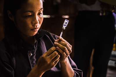 lao_wiw2016_lady_with_syringe